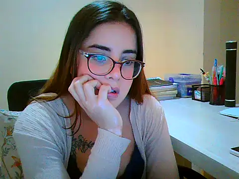 Snapshot of maliamiller chatting on 11-08-25, 08:47 maliamiller online show from 11-08-25, 08:47