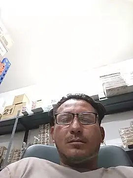 Snapshot of Andresguz35 chatting on 10-22-25, 04:29 Andresguz35 online show from 10-22-25, 04:29