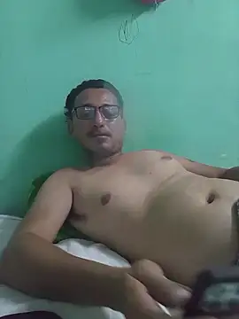 Snapshot of Andresguz35 chatting on 11-18-25, 02:50 Andresguz35 online show from 11-18-25, 02:50