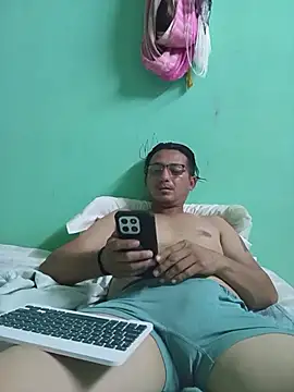 Snapshot of Andresguz35 chatting on 12-05-25, 06:00 Andresguz35 online show from 12-05-25, 06:00