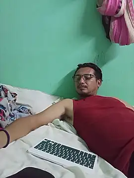 Snapshot of Andresguz35 chatting on 12-18-25, 05:46 Andresguz35 online show from 12-18-25, 05:46