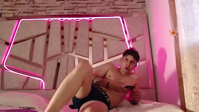 Snapshot of mia_and_austin chatting on 01-13-25, 12:13 mia and austin online show from 01-13-25, 12:13