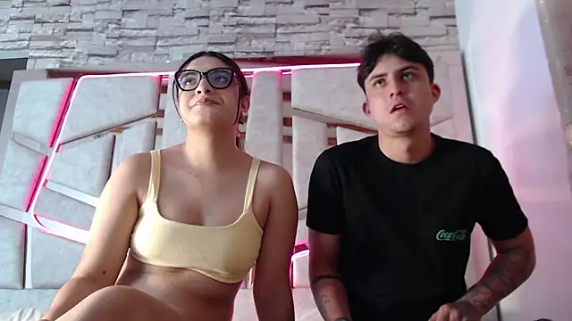 Snapshot of mia_and_austin chatting on 01-16-25, 02:09 mia and austin online show from 01-16-25, 02:09