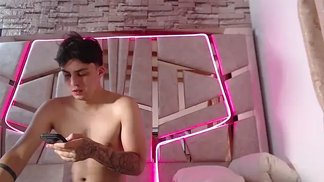 Snapshot of mia_and_austin chatting on 02-01-25, 02:37 mia and austin online show from 02-01-25, 02:37