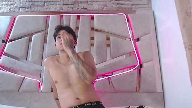 Snapshot of mia_and_austin chatting on 03-23-25, 12:47 mia and austin online show from 03-23-25, 12:47