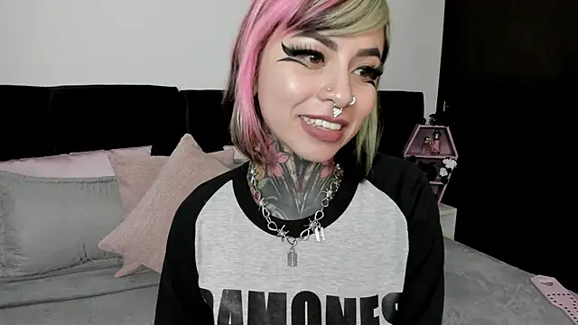 NikkiRamone online show from 01-03-25, 06:24