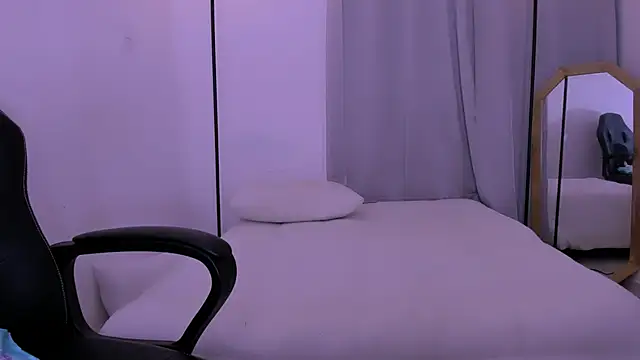 Snapshot of Miiafoxxx chatting on 12-18-24, 04:20 Miiafoxxx online show from 12-18-24, 04:20