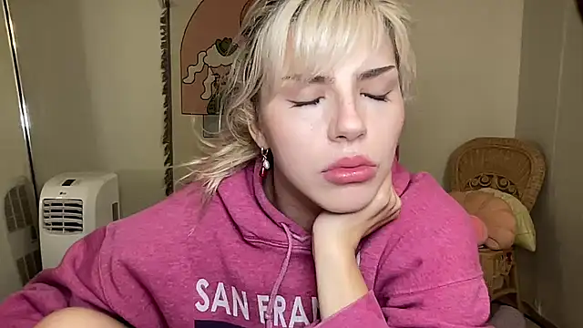 Snapshot of SirenitySirenxx chatting on 03-07-25, 03:08 SirenitySirenxx online show from 03-07-25, 03:08