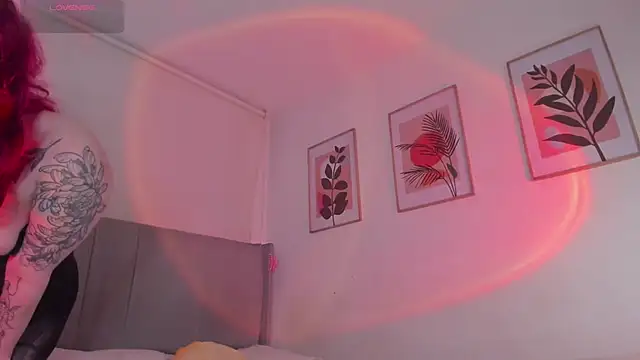 Snapshot of Whitekitty-exe chatting on 01-06-25, 10:58 Whitekitty-exe online show from 01-06-25, 10:58