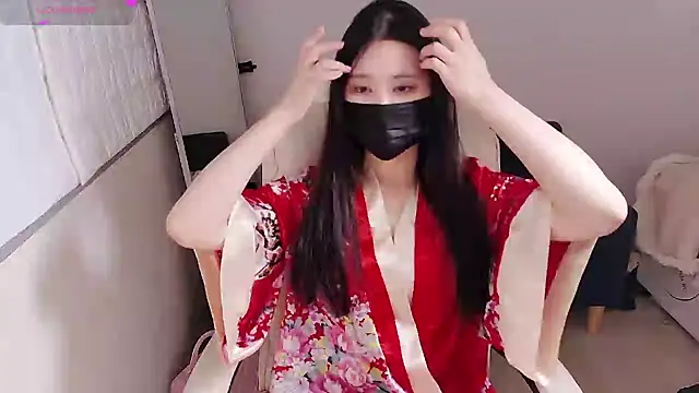 Snapshot of who_Lilly chatting on 09-18-25, 12:07 who Lilly online show from 09-18-25, 12:07