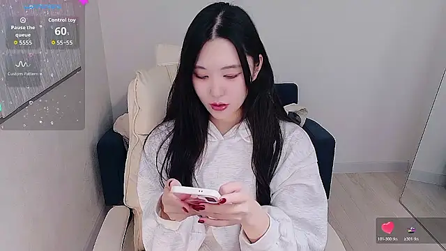 Snapshot of who_Lilly chatting on 11-05-25, 02:17 who Lilly online show from 11-05-25, 02:17