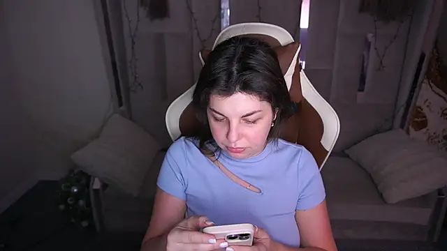 Snapshot of MirandaWong chatting on 02-23-26, 05:27 MirandaWong online show from 02-23-26, 05:27