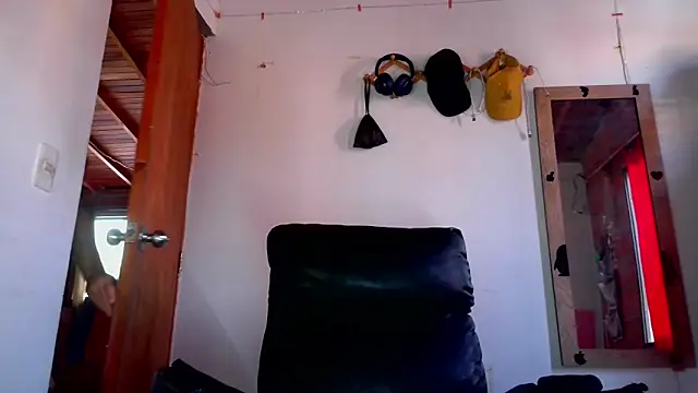 Snapshot of calioppe01 chatting on 06-18-26, 01:15 calioppe01 online show from 06-18-26, 01:15