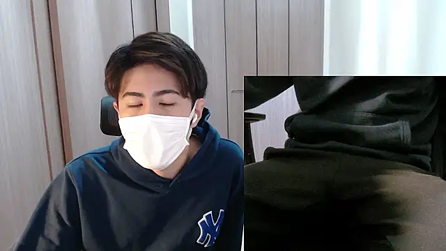 Snapshot of ryota_kkk chatting on 12-17-25, 10:32 ryota kkk online show from 12-17-25, 10:32