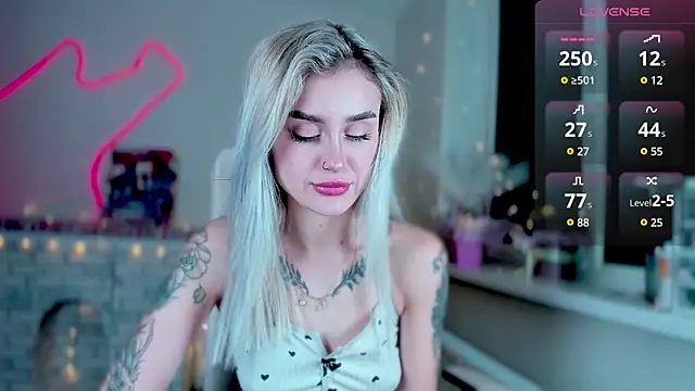 Snapshot of _Ravenaa chatting on 12-14-24, 12:55 Ravenaa online show from 12-14-24, 12:55