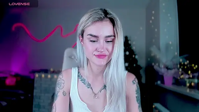 Snapshot of _Ravenaa chatting on 12-20-24, 01:43 Ravenaa online show from 12-20-24, 01:43