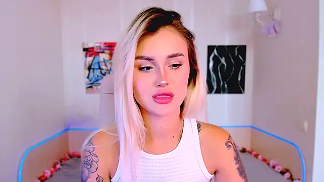 Snapshot of _Ravenaa chatting on 10-04-25, 12:03 Ravenaa online show from 10-04-25, 12:03