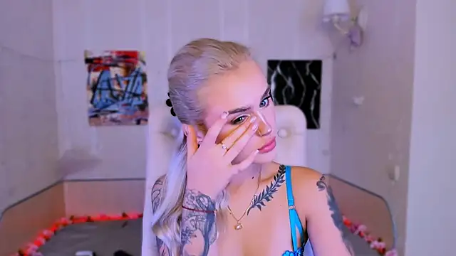 Snapshot of _Ravenaa chatting on 11-09-25, 08:01 Ravenaa online show from 11-09-25, 08:01