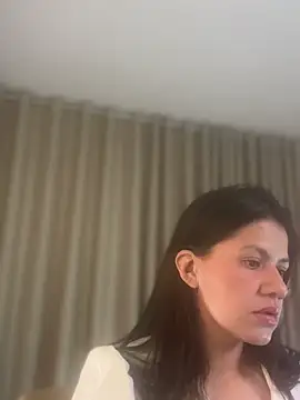 Snapshot of Alice_Biel chatting on 06-12-26, 01:04 Alice Biel online show from 06-12-26, 01:04