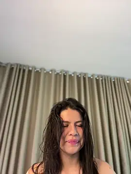 Snapshot of Alice_Biel chatting on 06-20-26, 01:25 Alice Biel online show from 06-20-26, 01:25