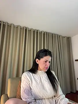 Snapshot of Alice_Biel chatting on 06-21-26, 01:30 Alice Biel online show from 06-21-26, 01:30