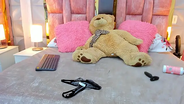 Snapshot of valentinasu1 chatting on 03-11-25, 04:40 valentinasu1 online show from 03-11-25, 04:40