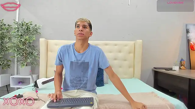 Snapshot of kieran_derek chatting on 03-20-25, 03:23 kieran derek online show from 03-20-25, 03:23