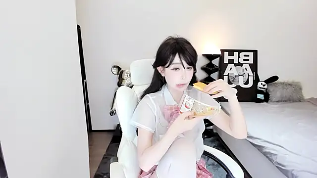 Snapshot of bdbdzs chatting on 02-19-25, 08:31 bdbdzs online show from 02-19-25, 08:31