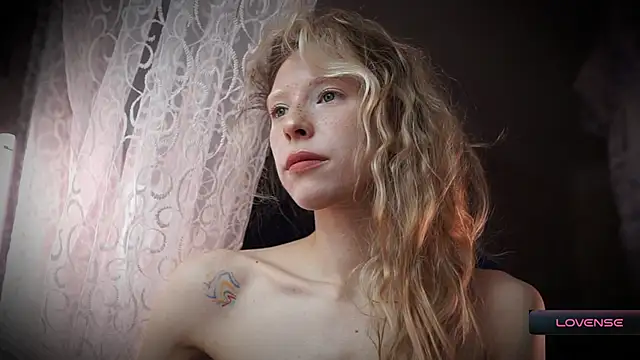 Snapshot of _Phantom_thread_ chatting on 11-25-25, 09:31 Phantom thread online show from 11-25-25, 09:31