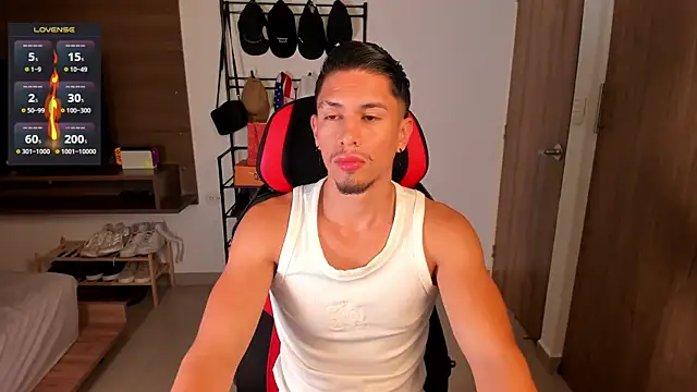 Snapshot of Aaronfox_x chatting on 07-21-26, 11:56 Aaronfox x online show from 07-21-26, 11:56