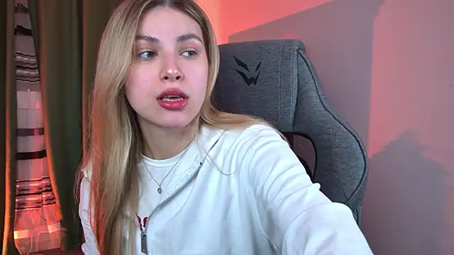 Snapshot of EllieCutes chatting on 04-28-26, 05:45 EllieCutes online show from 04-28-26, 05:45