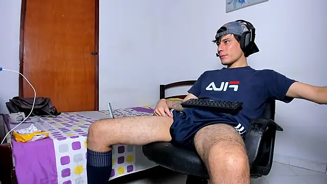 Snapshot of Huge_latin_cock chatting on 12-27-24, 01:22 Huge latin cock online show from 12-27-24, 01:22