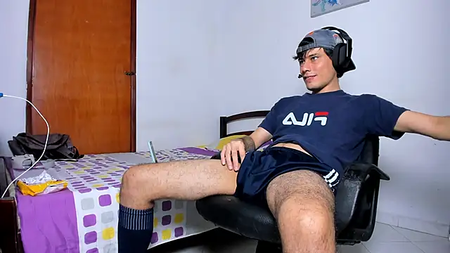 Snapshot of Huge_latin_cock chatting on 12-27-24, 10:26 Huge latin cock online show from 12-27-24, 10:26