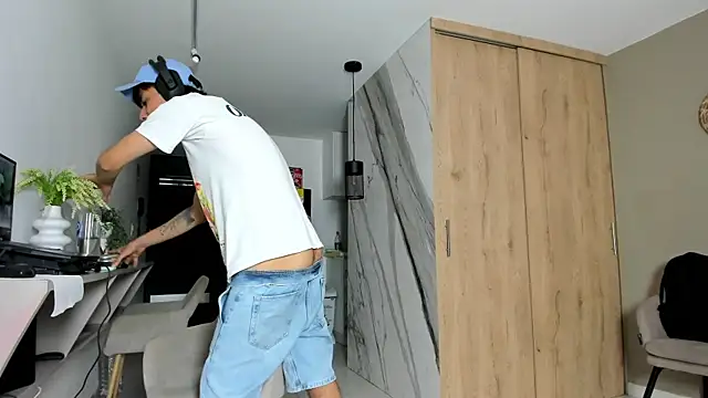 Snapshot of Huge_latin_cock chatting on 02-08-25, 09:04 Huge latin cock online show from 02-08-25, 09:04