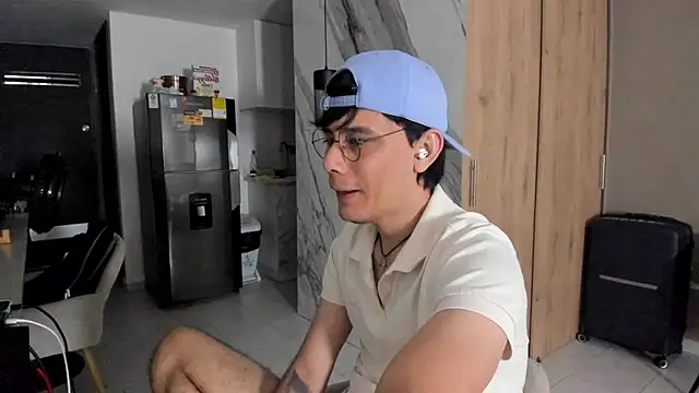 Snapshot of Huge_latin_cock chatting on 02-21-25, 10:26 Huge latin cock online show from 02-21-25, 10:26