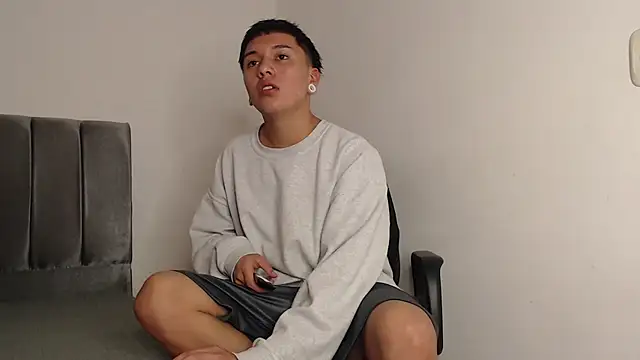 Snapshot of alex-lover chatting on 02-26-25, 01:11 alex-lover online show from 02-26-25, 01:11