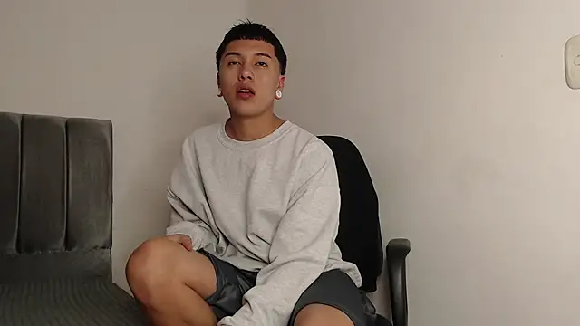 Snapshot of alex-lover chatting on 03-18-25, 01:00 alex-lover online show from 03-18-25, 01:00