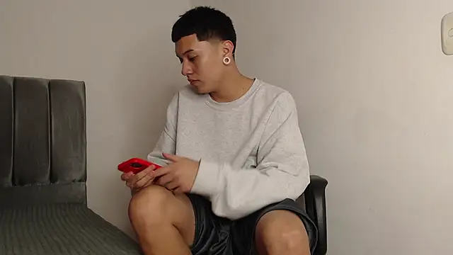 Snapshot of alex-lover chatting on 03-18-25, 04:04 alex-lover online show from 03-18-25, 04:04