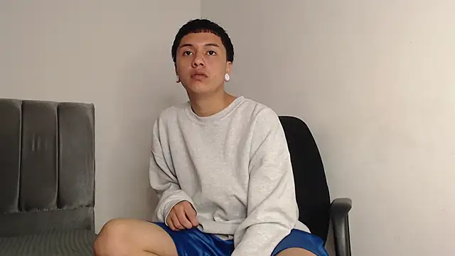 Snapshot of alex-lover chatting on 09-19-25, 01:29 alex-lover online show from 09-19-25, 01:29