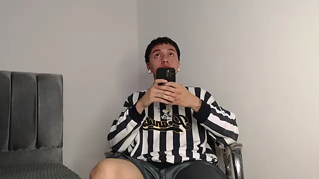 Snapshot of alex-lover chatting on 11-11-25, 02:11 alex-lover online show from 11-11-25, 02:11