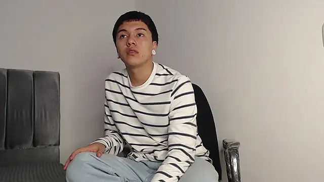 Snapshot of alex-lover chatting on 11-18-25, 01:44 alex-lover online show from 11-18-25, 01:44