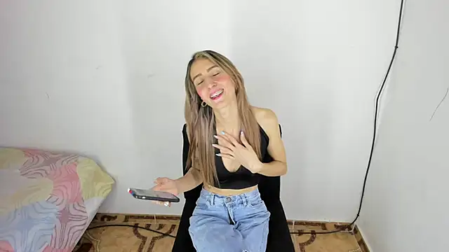 Snapshot of RachelJones_ chatting on 03-09-25, 01:46 RachelJones online show from 03-09-25, 01:46