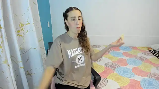 Snapshot of RachelJones_ chatting on 06-25-26, 04:45 RachelJones online show from 06-25-26, 04:45
