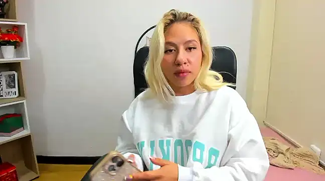 Snapshot of ConstansBlonde chatting on 01-20-25, 11:21 ConstansBlonde online show from 01-20-25, 11:21