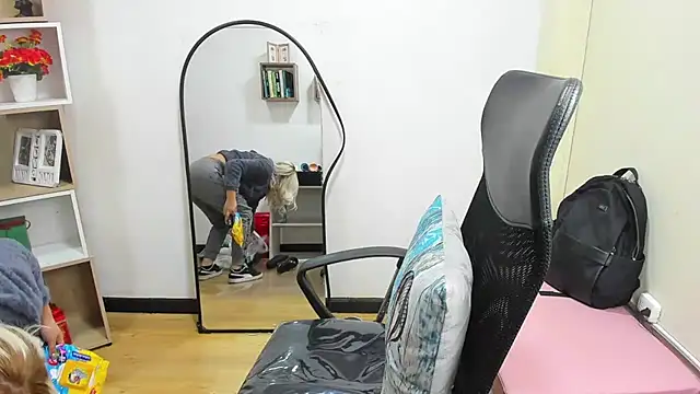 Snapshot of ConstansBlonde chatting on 01-30-25, 07:59 ConstansBlonde online show from 01-30-25, 07:59