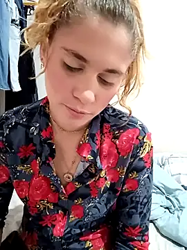 Snapshot of Scarlett-Leh chatting on 01-20-25, 05:27 Scarlett-Leh online show from 01-20-25, 05:27