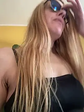Snapshot of Naylee__ chatting on 06-27-26, 11:37 Naylee online show from 06-27-26, 11:37