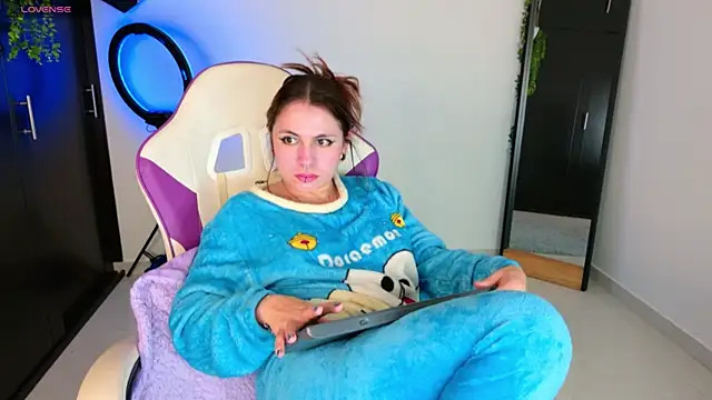 Snapshot of GilaKat chatting on 10-13-25, 05:51 GilaKat online show from 10-13-25, 05:51