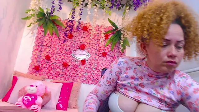 Snapshot of BLONDE_SEXYHOT chatting on 10-17-25, 05:26 BLONDE SEXYHOT online show from 10-17-25, 05:26