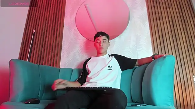 Snapshot of Austin_Cardieff chatting on 02-15-25, 12:11 Austin Cardieff online show from 02-15-25, 12:11